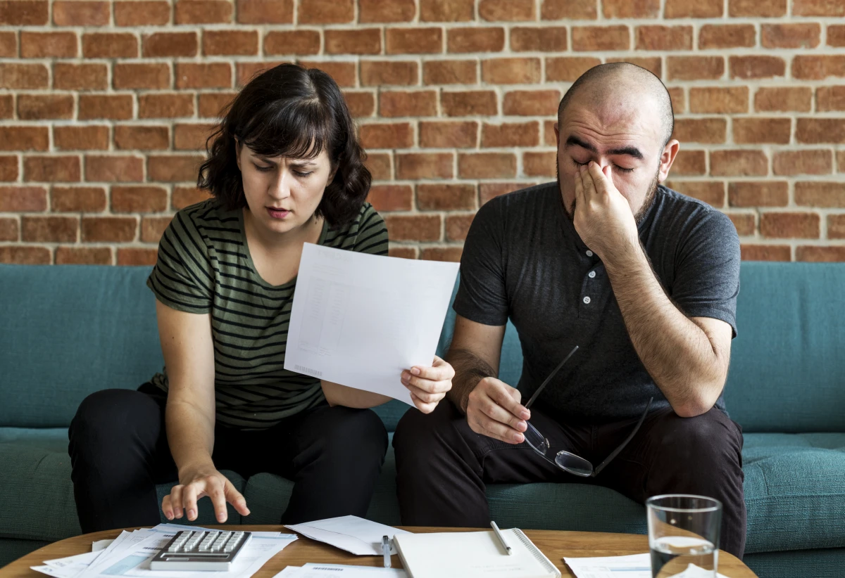 Le droit à un niveau de vie décent : un rempart contre le surendettement